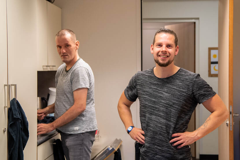 Twee mannen in een keuken